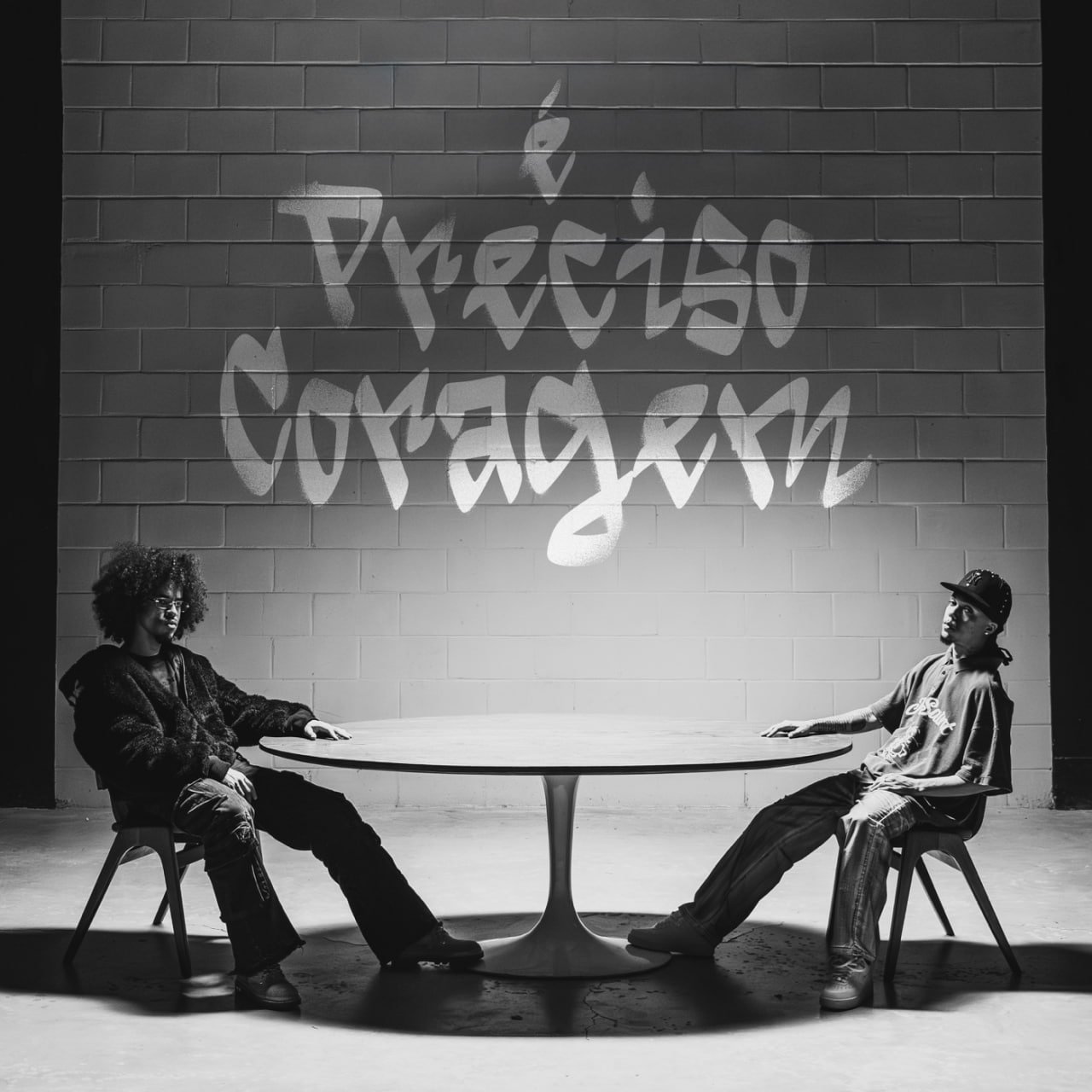 Capa da letra da música É Preciso Coragem